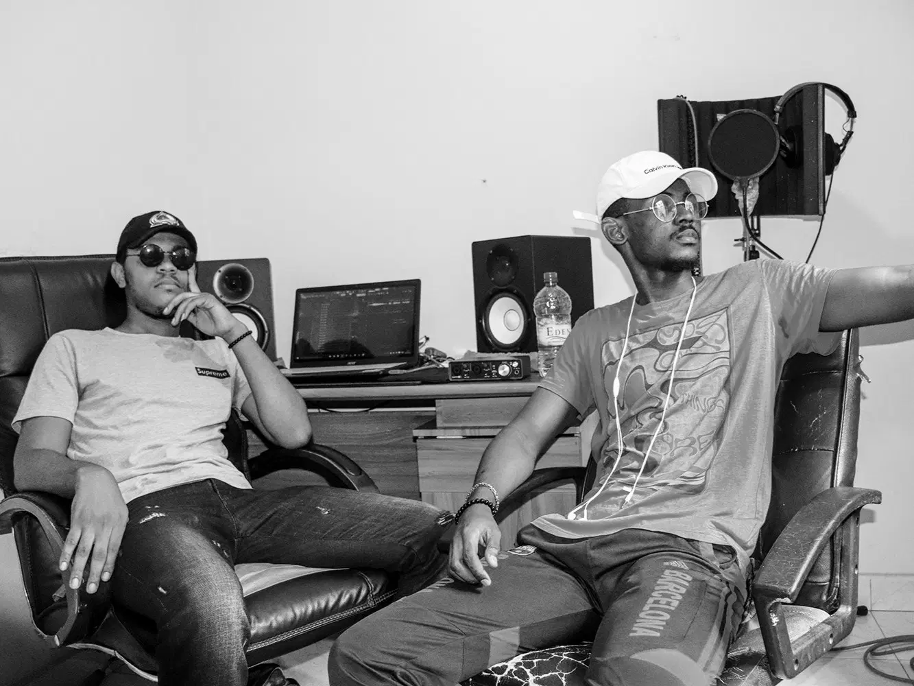 Valdes Ombilingo dans son studio d’enregistrement avec son meilleur ami Herjus Matutezulua