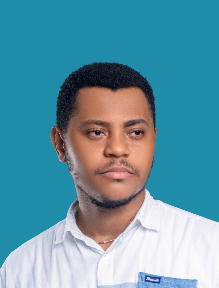 Portrait de Valdes Ombilingo sur un fond bleu clair, portant une chemise blanche